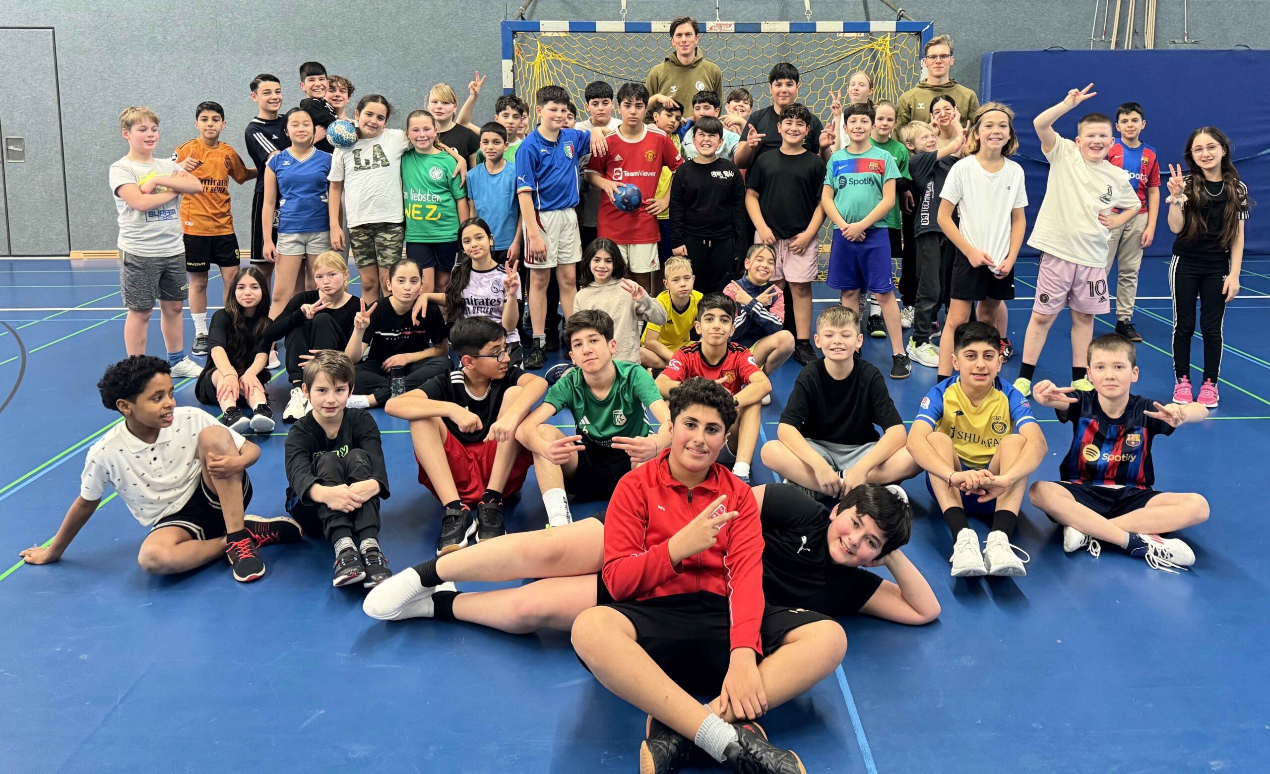 GWD Spieler begeistern Schülerinnen und Schüler der Primus-Schule