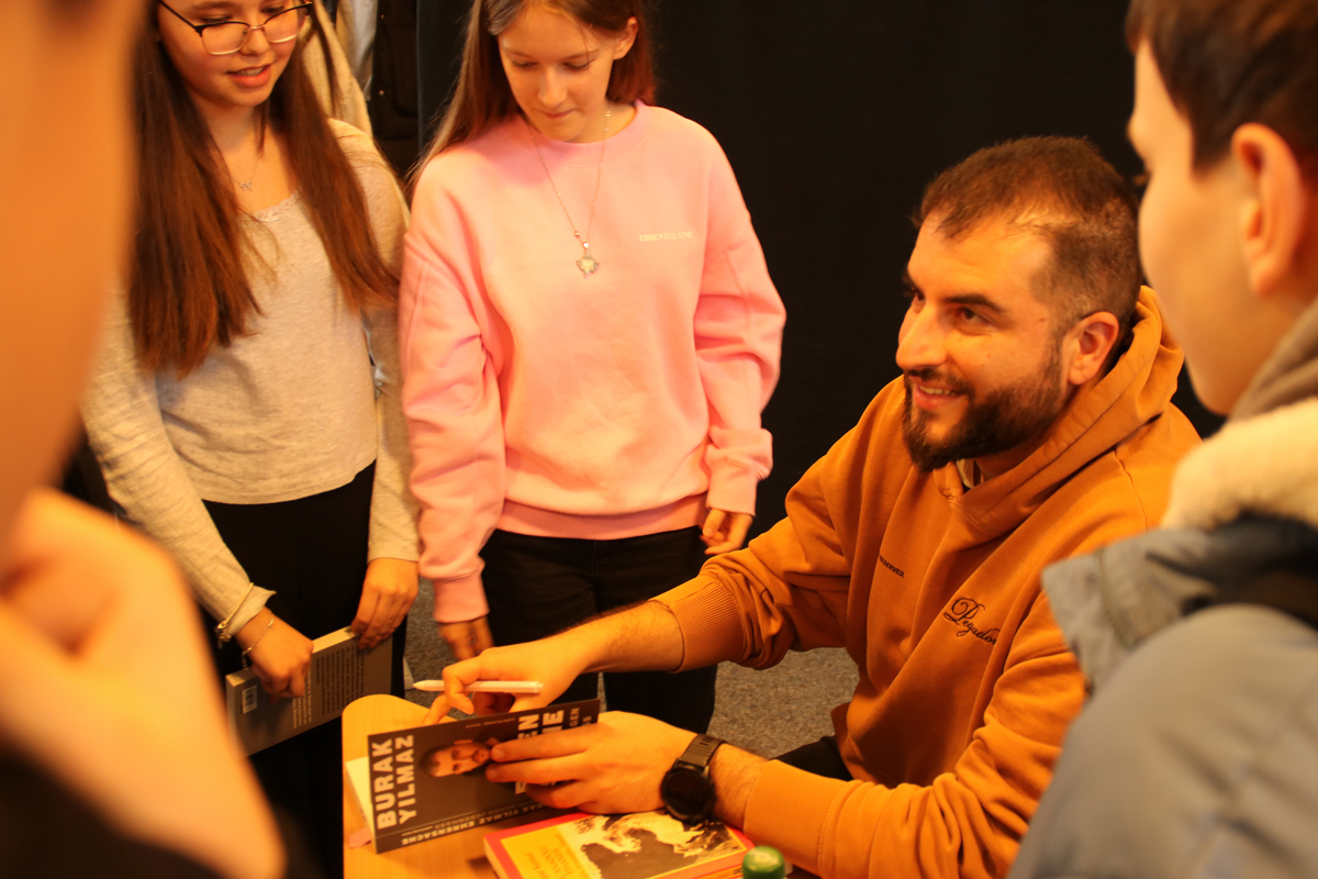 Burak Yilmaz an der Primus-Schule: Ein offenes Gespräch über Verantwortung, Erinnerung und Zukunft