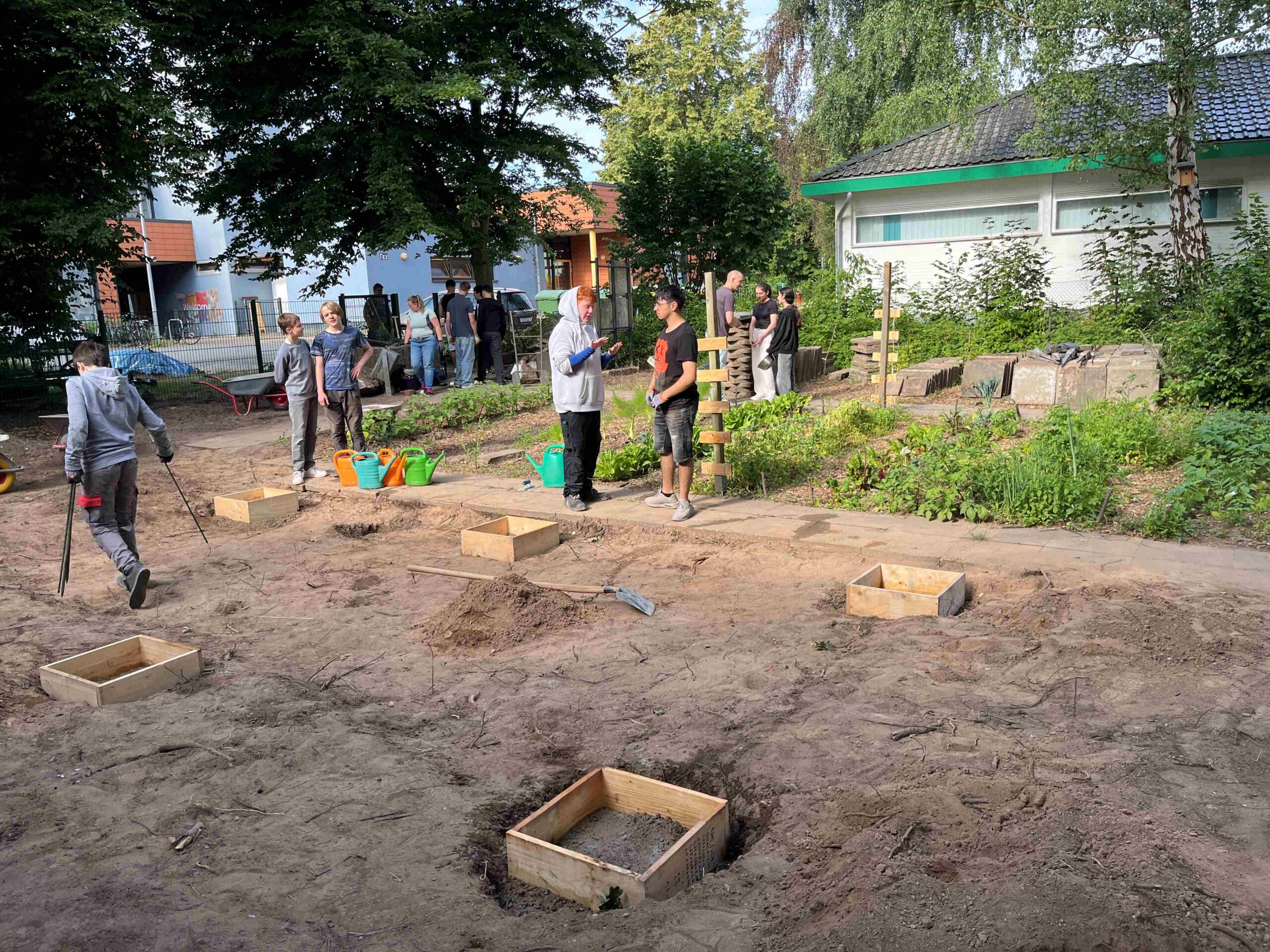 Mit Bagger, Beton und Begeisterung – Primus-Schüler gestalten Lernort mit tatkräftiger Unterstützung des Fördervereins, Quartiers und Mindener Unternehmen