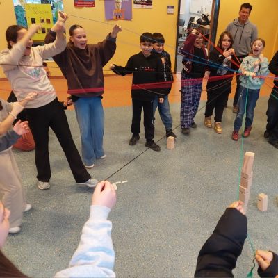 Coole kids in der Stufe 2 – Zeichen von Gemeinschaft, Respekt und gegenseitigem Verständnis