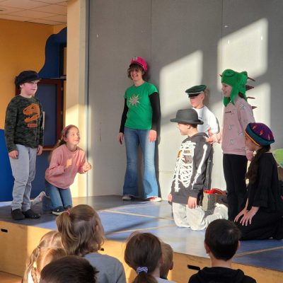 Improtheater Spek Spek zu Besuch an unserer Schule: Ein Morgen voller Lachen und Kreativität!