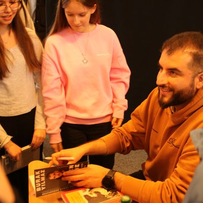 Burak Yilmaz an der Primus-Schule: Ein offenes Gespräch über Verantwortung, Erinnerung und Zukunft