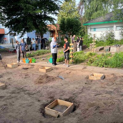 Mit Bagger, Beton und Begeisterung – Primus-Schüler gestalten Lernort mit tatkräftiger Unterstützung des Fördervereins, Quartiers und Mindener Unternehmen